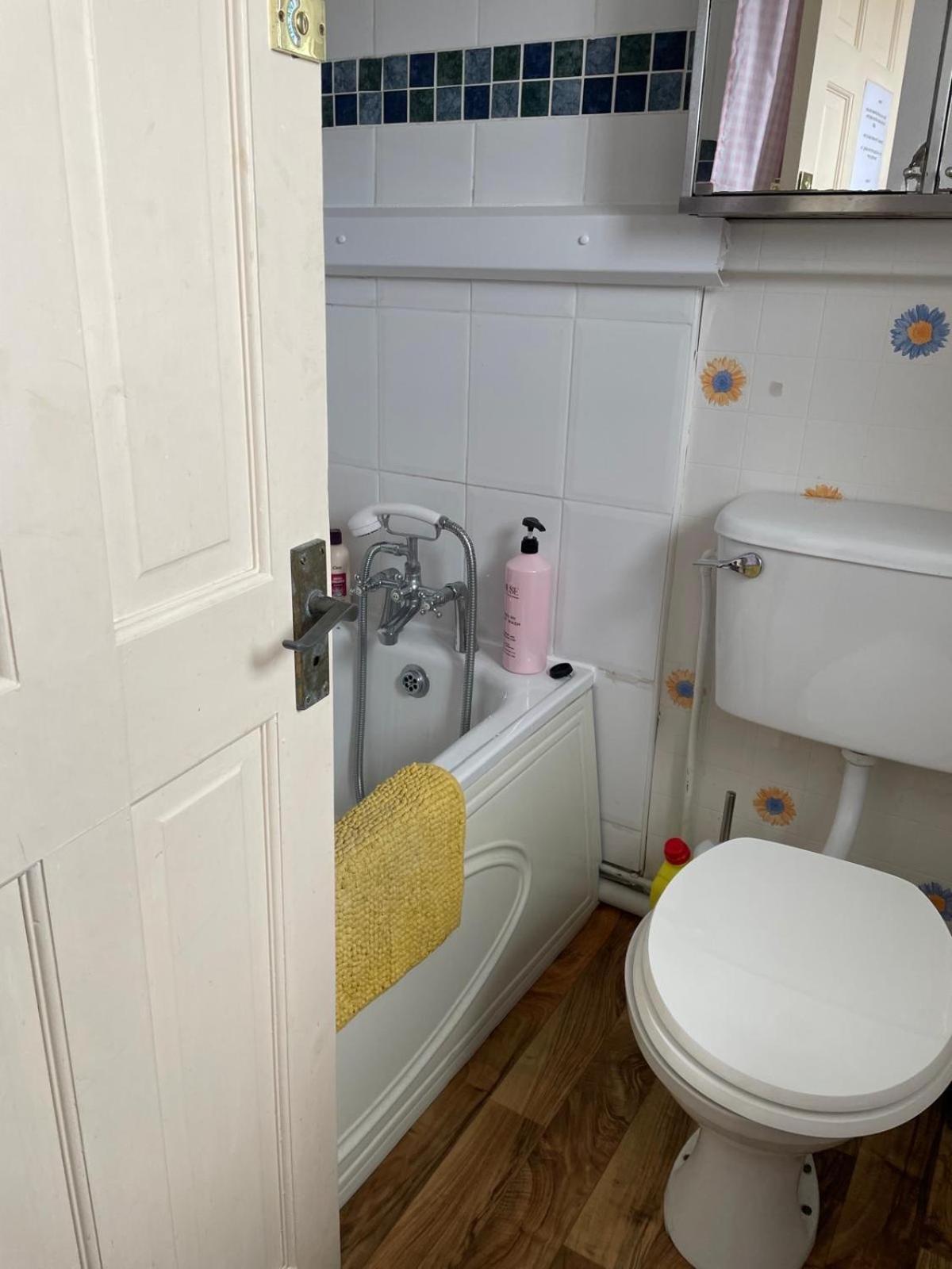 Room Only Guest Accommodation, Guest House Self Catering Bangor  Extérieur photo