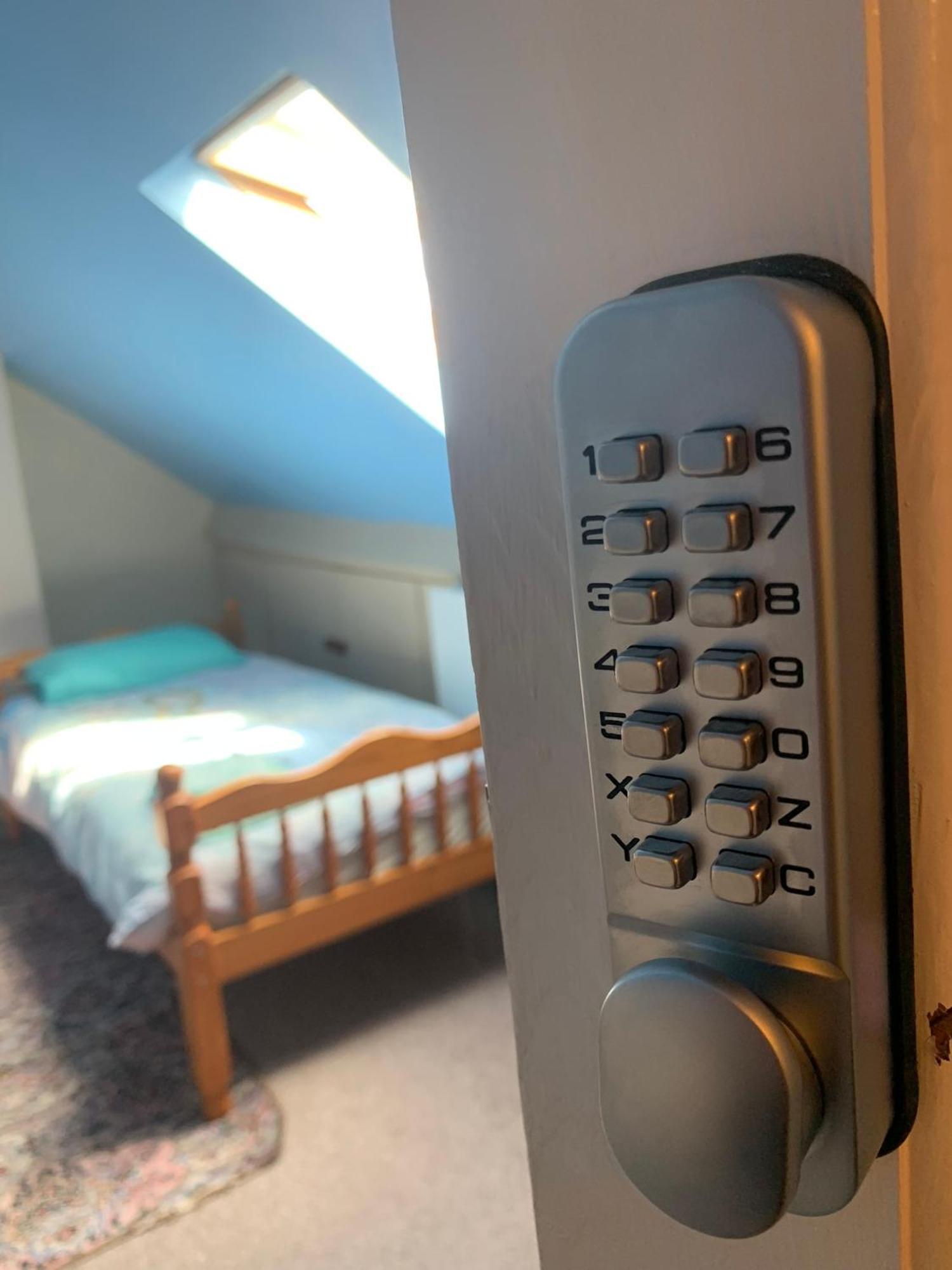 Room Only Guest Accommodation, Guest House Self Catering Bangor  Extérieur photo