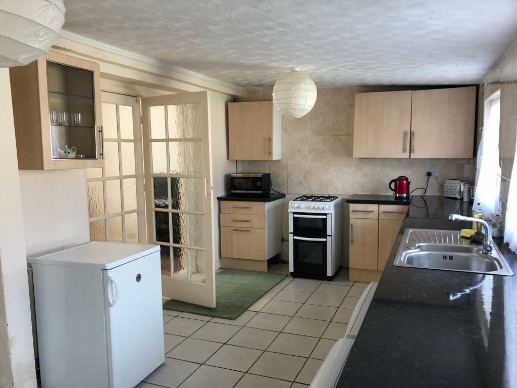 Room Only Guest Accommodation, Guest House Self Catering Bangor  Extérieur photo